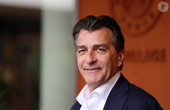 En s'appuyant sur les chartes de couleurs et de matières de la maison de luxe, il imagine sa future carte d'été.

Yannick Alléno au village lors des Internationaux de France de Tennis de Roland Garros 2025, à Paris, France, le 6 juin 2025. © Jacovides-Moreau/Bestimage