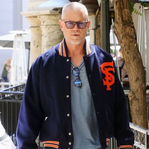 Peu avant la diffusion du show, qui récompense les programmes télé les plus méritants aux États-Unis, Eric Dane a en effet "perdu l'équilibre" et "fait une lourde chute dans sa cuisine", a expliqué le "Washington Post", le 2 octobre dernier. 

Eric Dane, le 4 février 2024, dans les rues de Los Angeles. The ImageDirect / Bestimage