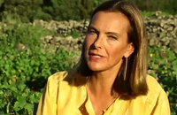 Carole Bouquet fait visiter ses vignes en Italie.
