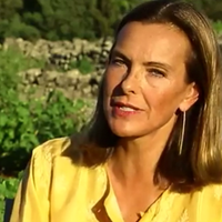 Carole Bouquet : A Pantelleria, où elle possède quatre maisons, l'actrice s'est imposée dans le business italien