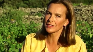 Carole Bouquet : A Pantelleria, où elle possède quatre maisons, l'actrice s'est imposée dans le business italien