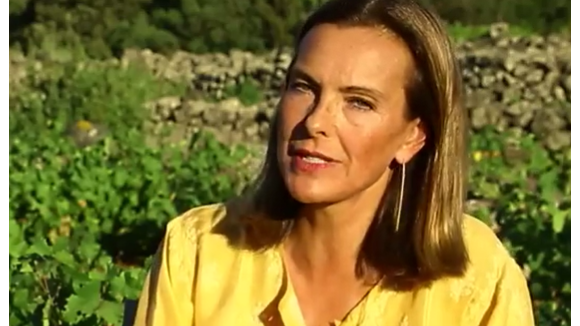 Carole Bouquet : A Pantelleria, où elle possède quatre maisons, l'actrice s'est imposée dans le business italien