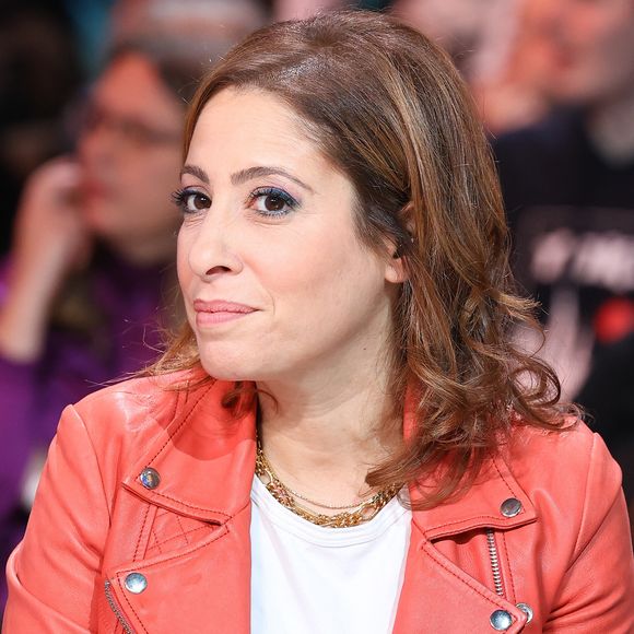 Léa Salamé débute une nouvelle étape de sa carrière en rejoignant le 20 Heures de France 2, succédant à Anne-Sophie Lapix. 

Léa Salamé - Les personnalités se mobilisent lors de la 37ème édition du Téléthon sur le plateau de France 2, avec pour parrain Vianney. Cette année, 80,6 millions de dons ont été promis. 
© Coadic Guirec / Bestimage