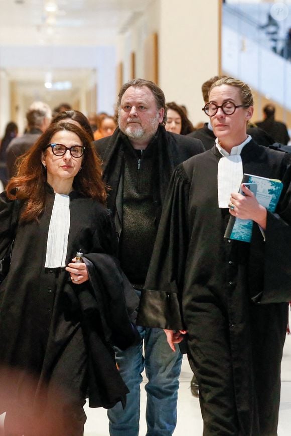 Christophe Ruggia arrive avec ses avocates Fanny Collin et Orly Rezlan au tribunal - Le réalisateur Christophe Ruggia, poursuivi pour agressions sexuelles envers la comédienne Adèle Haenel, condamné à deux de prison ferme avec port de bracelet électronique va faire appel de la décision, au tribunal judiciaire de Paris, France, le 3 février 2025. © Christophe Clovis/Bestimage