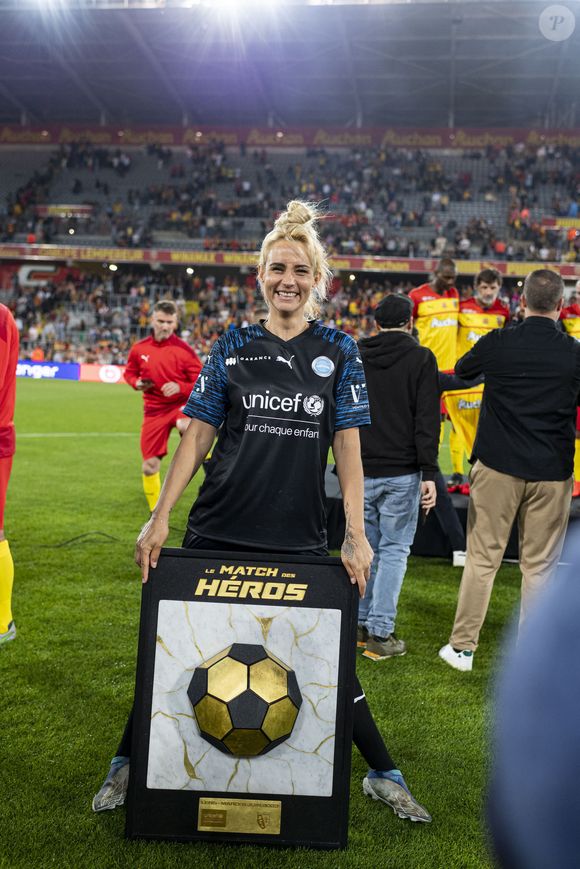 Elodie Gossuin - 3ème édition de la rencontre de football caritative "Match des héros" entre le "RC Lens Légendes" et "L'équipe Unicef" au stade Bollaert-Delelis à Lens le 6 juin 2023.
© Pierre Perusseau / Bestimage