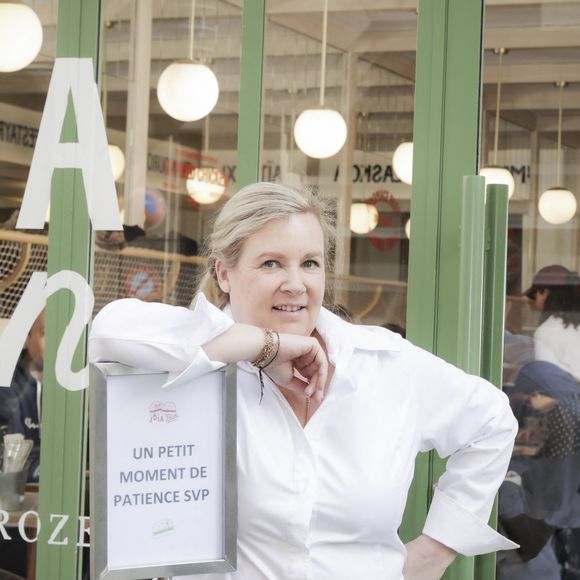 Hélène Darroze, c'est ni plus ni moins six étoiles au guide Michelin.

Exclusif - La cheffe étoilée Hélène Darroze vient d'ouvrir un nouveau restaurant bistronomique dédiée aux burgers haut de gamme "Jòia Bun" au 16 de la rue Michodière dans le 2ème arrondissement de Paris, France © Jack Tribeca/Bestimage