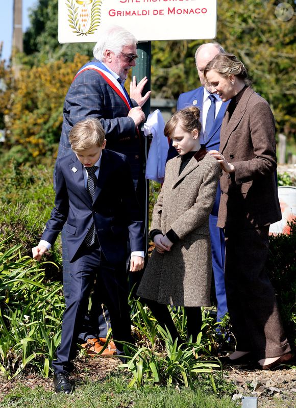 Hervé Van Praag, maire de Plévenon, Le prince Albert II de Monaco, La princesse Charlène de Monaco, Le prince Jacques de Monaco, marquis des Baux, La princesse Gabriella de Monaco, comtesse de Carladès lors d'une visite à Plévenon, Côtes-d'Armor le 9 avril 2025.

© Dominique Jacovides / Bestimage