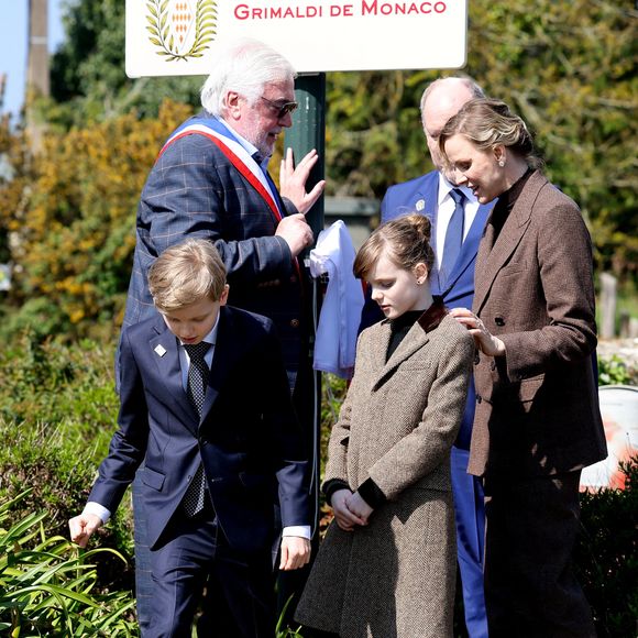 Hervé Van Praag, maire de Plévenon, Le prince Albert II de Monaco, La princesse Charlène de Monaco, Le prince Jacques de Monaco, marquis des Baux, La princesse Gabriella de Monaco, comtesse de Carladès lors d'une visite à Plévenon, Côtes-d'Armor le 9 avril 2025.

© Dominique Jacovides / Bestimage