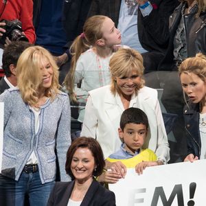 Laurence Auzière Jourdan (cardiologue), Brigitte Trogneux (Macron), Tiphaine Auzière (avocate), Christelle Auzière et le compagnon de T. Auzière, Antoine (gastro-entérologue) - La famille, les amis et soutiens d'Emmanuel Macron dans les tribunes lors du grand meeting d'Emmanuel Macron, candidat d'En Marche! à l'élection présidentielle 2017, à l'AccorHotels Arena à Paris, France, le lundi 17 avril 2017. © Cyril Moreau/Bestimage