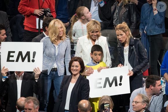 Laurence Auzière Jourdan (cardiologue), Brigitte Trogneux (Macron), Tiphaine Auzière (avocate), Christelle Auzière et le compagnon de T. Auzière, Antoine (gastro-entérologue) - La famille, les amis et soutiens d'Emmanuel Macron dans les tribunes lors du grand meeting d'Emmanuel Macron, candidat d'En Marche! à l'élection présidentielle 2017, à l'AccorHotels Arena à Paris, France, le lundi 17 avril 2017. © Cyril Moreau/Bestimage