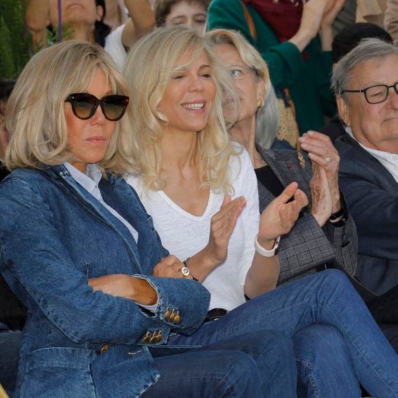 De son côté, Laurence Auzière a tenu à rassurer ses invités : ""Elle n'a pas le droit de bouger. Elle a eu une opération de la rétine en urgence ce week-end. Elle ne peut pas se déplacer", comme l'explique "Paris Match".

Brigitte Macron et Laurence Auzière à l'inauguration de la place Line Renaud a Rueil-Malmaison, le 22 Juin 2024. 

Photo : Jlppa / Bestimage