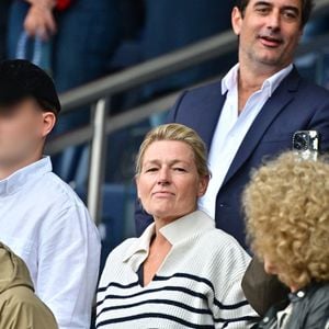 Sylvie Tellier et son mari Laurent Schenten, Anne-Elisabeth Lemoine dans les tribunes du match de football de Ligue 1 McDonald's opposant le  RC Lens au Paris Saint-Germain (PSG) (0-2) au Parc des Princes à Paris le 14 septembre 2025. © Christian Liewig/Bestimage