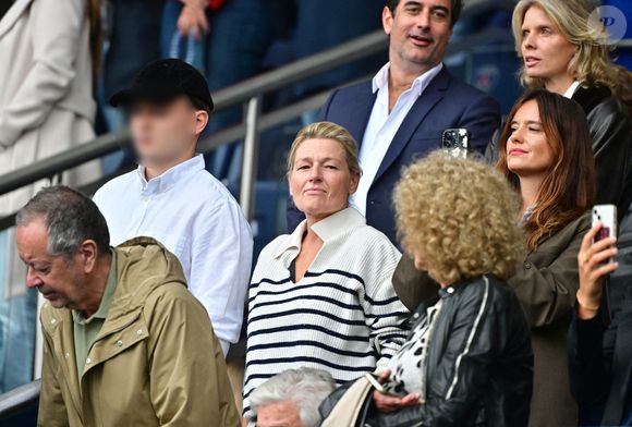 Sylvie Tellier et son mari Laurent Schenten, Anne-Elisabeth Lemoine dans les tribunes du match de football de Ligue 1 McDonald's opposant le  RC Lens au Paris Saint-Germain (PSG) (0-2) au Parc des Princes à Paris le 14 septembre 2025. © Christian Liewig/Bestimage