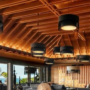 La villa dispose aussi d’un hammam, d’un bassin rempli de carpes koï et d’un salon spacieux décoré avec des œuvres d’art.

Villa Jade à Saint-Barth, Instagram