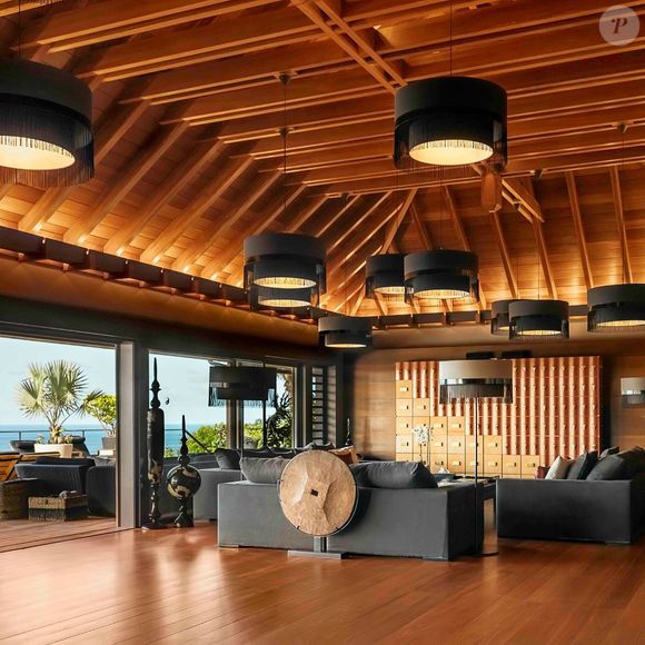 La villa dispose aussi d’un hammam, d’un bassin rempli de carpes koï et d’un salon spacieux décoré avec des œuvres d’art.

Villa Jade à Saint-Barth, Instagram
