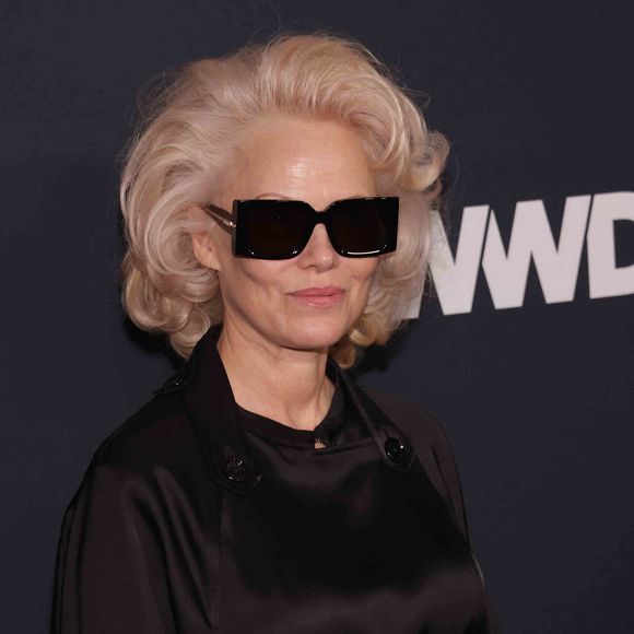 Pamela Anderson assiste à la cérémonie des « 2026 WWD Style Awards », organisée par Women's Wear Daily au Regent Santa Monica Beach, le 9 janvier 2026 à Santa Monica, en Californie.