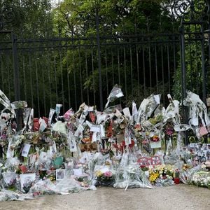 Fleurs et messages déposés par les fans devant la propriété d'Alain Delon à quelques heures des obsèques de l'acteur qui auront lieu dans la chapelle à l'intérieur de sa propriété à Douchy-Montcorbon le 24 août 2024.