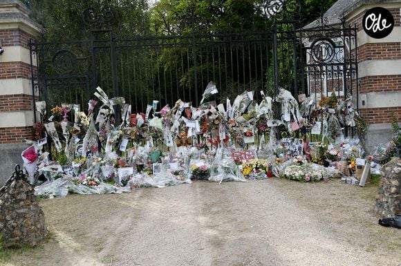 Fleurs et messages déposés par les fans devant la propriété d'Alain Delon à quelques heures des obsèques de l'acteur qui auront lieu dans la chapelle à l'intérieur de sa propriété à Douchy-Montcorbon le 24 août 2024.