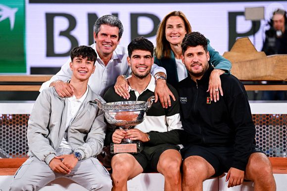 Carlos ALCARAZ et sa famille Carlos Alcaraz Gonzalez, sa mère Virginia Garfia et ses frères Alvaro Alcaraz Garfia et sergio alcaraz garfia après Roland Garros 2025 - Finale hommes à Roland Garros le 8 juin 2025 à Paris, France. Photo par Sandra Ruhaut/Icon Sport/ABACAPRESS.COM