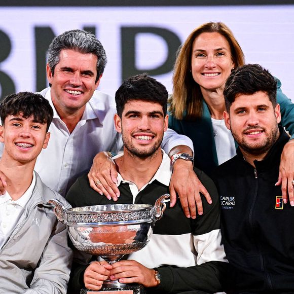Carlos ALCARAZ et sa famille Carlos Alcaraz Gonzalez, sa mère Virginia Garfia et ses frères Alvaro Alcaraz Garfia et sergio alcaraz garfia après Roland Garros 2025 - Finale hommes à Roland Garros le 8 juin 2025 à Paris, France. Photo par Sandra Ruhaut/Icon Sport/ABACAPRESS.COM