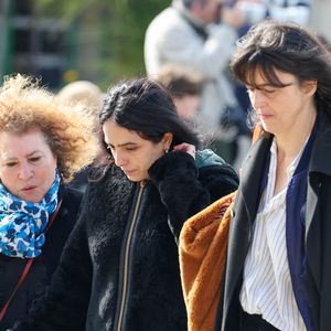 Jamila Ouzahir et Hafsia Herzi aux arrivées des obsèques d'Emilie Dequenne au cimetière Père Lachaise à Paris, France, le 26 mars 2025. © Dominique Jacovides/Bestimage