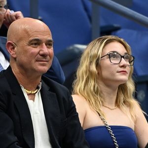 Une agréable parenthèse sportive que s'est dernièrement offert Andrea Agassi avec sa fille Jaz Elle, né de sa belle histoire avec Steffi Graf.

Flushing Meadows, New York  Novak Djokovic a affronté le talentueux Learner Tien au stade Louis Armstrong de l'USTA Billie Jean King National Tennis Center à Flushing, dans le Queens, captivant les fans avec un jeu très énergique.  (Backgrid USA / Bestimage).