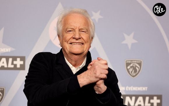 André Dussollier pour le film "Chers Parents" - Tapis rouge de la cérémonie d'ouverture du 29ème Festival International du Film de Comédie de l'Alpe d'Huez le 19 Janvier 2026. © Dominique Jacovides/Bestimage