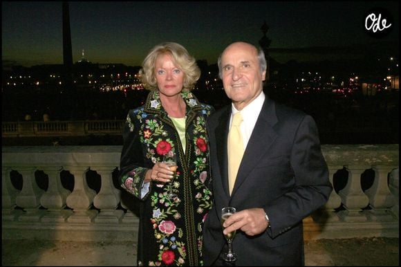 Axel Ganz et sa femme - Dans le cadre de la 5e édition Nuit Blanche, hommage à Yves Klein. Illumination en bleu de l'Obélisque et de la place de la Concorde. Cette illumination est offerte par Louis Vuitton pour la Nuit Blanche à l'occasion de l'exposition Yves Klein "Corps, couleur, immatériel" au Centre Pompidou, réalisée grâce au soutien de LVMH. En 2006

RINDOFF-CASTEL / BESTIMAGE