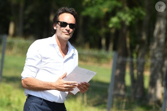 Anthony, lui, est très heureux pour son petit-frère 

Anthony Delon et son demi-frère Alain-Fabien découvrent les hommages devant les grilles de la propriété de Douchy, quelques heures avant les obsèques de leur père, A.Delon, le 24 août 2024. © Agence / Bestimage