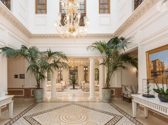 Spa, hélipad, discothèque privée, lac ou encore parcours d'accrobranche, ce palace exclusif propose des installations de loisirs hors du commun.

Cogemad - Le palais vénitien vendu à Cannes