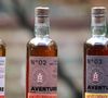 Face à un succès fulgurant, la marque a été en rupture de stock et prépare un nouveau lot pour mars 2026.

Exclusif - Jean Dujardin lance avec ses amis son premier whisky, "Aventure" distillé à Bordeaux, au bar du restaurant Lapérouse à Paris le 9 octobre 2025.

© Coadic Guirec / Bestimage