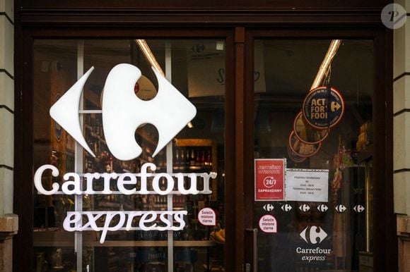 Une vitrine avec le logo de l'entreprise française Carrefour Express.  Août 2025. Photo par Filip Radwanski / SOPA Images/SPUS/ABACAPRESS.COM