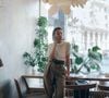 Le pantalon barrel séduit par son volume fer à cheval ultra-graphique et moderne.