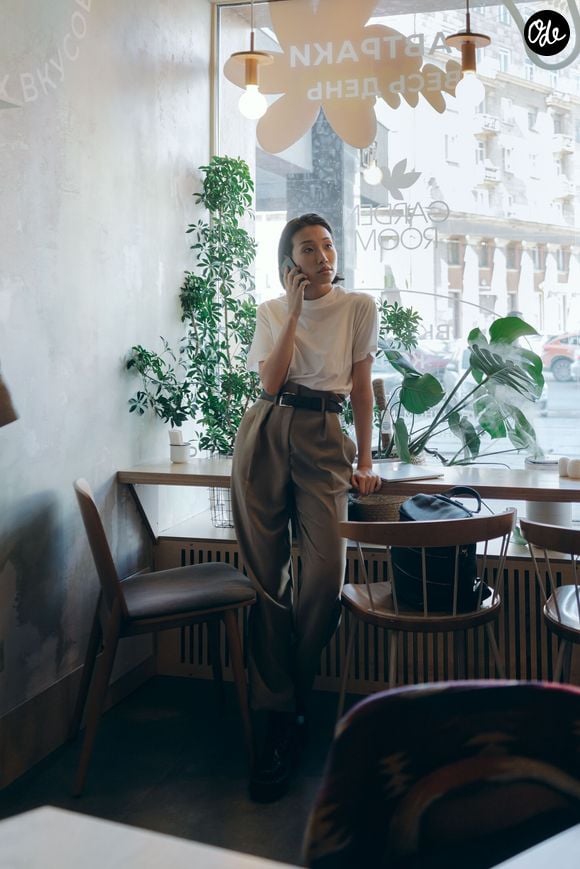 Le pantalon barrel séduit par son volume fer à cheval ultra-graphique et moderne.