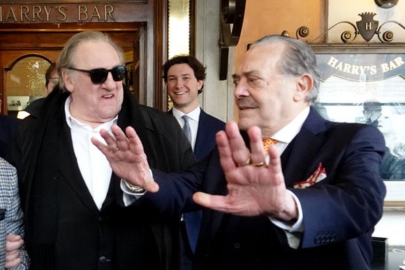Gérard Depardieu et le paparazzi Rino Barillari se réconcilient au Harry's Bar à Rome le 19 janvier 2026.
C'est au même endroit, le 21 mai 2024 que les deux hommes se sont accrochés.
Gérard Depardieu aurait frappé le photographe à trois reprises au visage car ce dernier avait bousculé la compagne de Gérard Depardieu pour faire une série de photos.
Après cet incident, les plaintes ont fusé de toute part....mais les images montrent que les deux hommes ont trouvé un terrain d'entente.  
Zuma Press / Bestimage