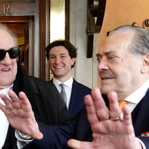 Gérard Depardieu et le paparazzi Rino Barillari se réconcilient au Harry's Bar à Rome le 19 janvier 2026.
C'est au même endroit, le 21 mai 2024 que les deux hommes se sont accrochés.
Gérard Depardieu aurait frappé le photographe à trois reprises au visage car ce dernier avait bousculé la compagne de Gérard Depardieu pour faire une série de photos.
Après cet incident, les plaintes ont fusé de toute part....mais les images montrent que les deux hommes ont trouvé un terrain d'entente.  
Zuma Press / Bestimage