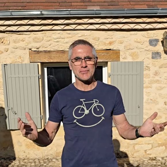 Il a ainsi publié plusieurs vidéos de ses animaux de compagnie, sur lesquelles on peut notamment distingué au moins huit chiens et un chat

Laurent Jalabert devant la maison d'hôtes qu'il a lancé avec sa compagne.
Crédit : Instagram/lamaisondejade24220