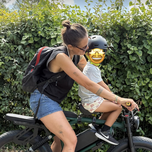 Sacha, dont la maman continue de préserver l'anonymat, semble plus épanoui que jamais sur le vélo qu'ils partagent. 

Laure Manaudou dévoile des photos à vélo avec son fils Sasha ce mardi 15 juillet 2025 sur son compte Instagram