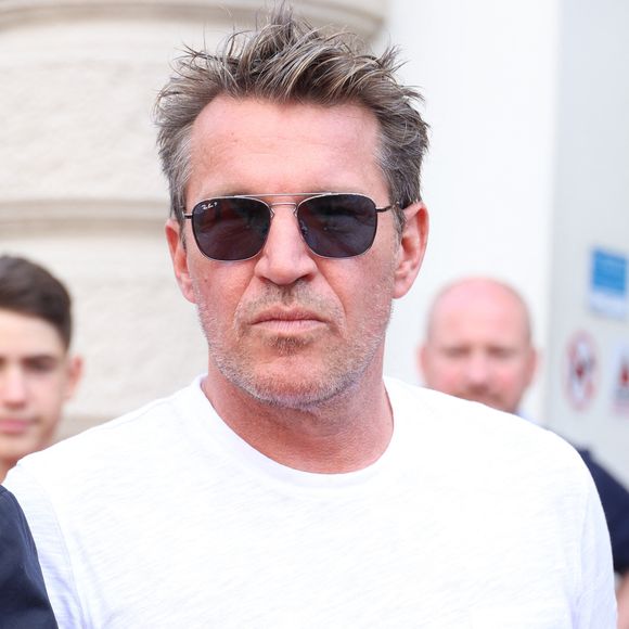 Et c'est un autre animateur, bien connu du grand public qui serait pressenti pour prendre sa place, lequel traîne de grosses casseroles judiciaires...

Exclusif - Benjamin Castaldi - Arrivées au photocall de la 3ème édition du Festival du Cinéma Français et de la Gastronomie d'Aix-les-Bains. Le 6 juin 2024
© Denis Guignebourg / Bestimage