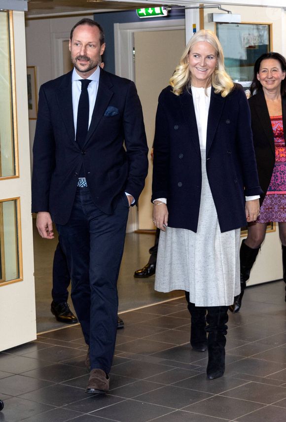 Le prince Haakon de Norvège et la princesse Mette-Marit de Norvège visitent le centre d'hébergement et de soins "Risenga bo- og somringssenter" à Asker, le 17 décembre 2024. © Dana Press / Bestimage