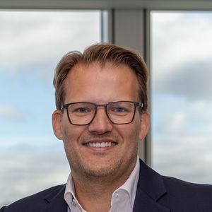 Leur champagne, baptisé Four Rings, est né d’une envie commune de bâtir un projet ambitieux et durable.
Róbert Wessman s'est associé à Tony Parker pour un projet qui leur tient à coeur. Facebook