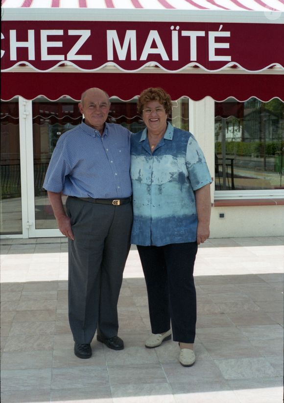 Le restaurant de Maïté "Chez Maïté" à Rion des Landes en liquidation judiciaire vient de fermer fin avril 2015.
Sur les photos en compagnie de son mari et aussi avec ses petits-enfants en mai 2003.