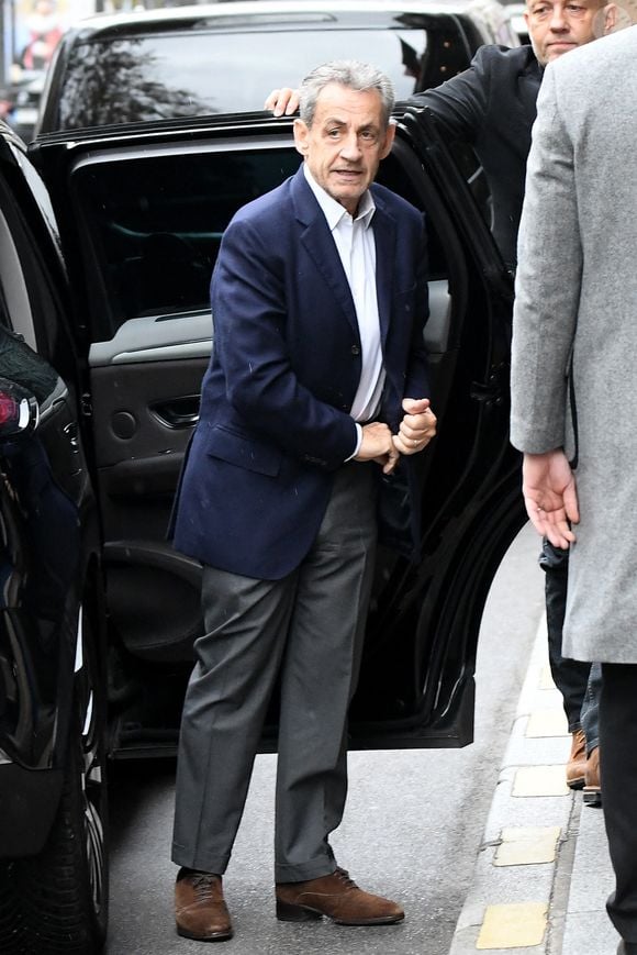Nicolas Sarkozy - La famille Sarkozy réunie au restaurant du "Four Seasons Hôtel George V" pour l'anniversaire de Giulia Sarkozy (14 ans) à Paris, France, le 19 octobre 2025. Nicolas profite au maximum de ses derniers jours de liberté avant son incarcération à la prison de la Santé mardi 21 octobre. © Bestimage