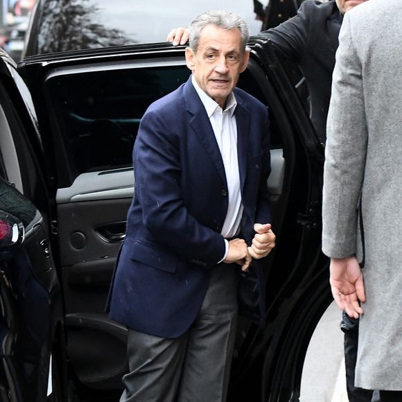 Nicolas Sarkozy - La famille Sarkozy réunie au restaurant du "Four Seasons Hôtel George V" pour l'anniversaire de Giulia Sarkozy (14 ans) à Paris, France, le 19 octobre 2025. Nicolas profite au maximum de ses derniers jours de liberté avant son incarcération à la prison de la Santé mardi 21 octobre. © Bestimage