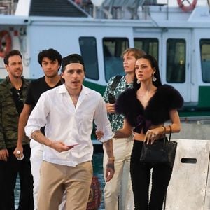 Brooklyn Beckham (avec un look Caligae et chaussettes blanches) et sa femme Nicola Peltz se promènent sur le port de Saint-Tropez, le 18 juillet 2025 @Backgrid USA / Bestimage