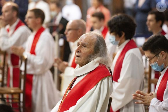 Exclusif - Père Guy Gilbert le « prêtre des loubards » - Ordinations Sacerdotales du diocèse de Paris en l'église Saint-Sulpice qui pour l'occasion s'est adaptée aux règles Covid 19, en ne recevant que 750 personnes pour une capacité initiale d'environ 2000 places, sous le ministère de Monseigneur Aupetit, en présence du Cardinal Mgr Vingt-Trois, du nouveau Nonce Apostolique  Mgr Celestino Migliore, mais aussi du Père Guy Gilbert le « prêtre des loubards », de Mgr Patrick Chauvet recteur de Notre-Dame de Paris, qui n'a pu recevoir la cérémonie pour la deuxième année consécutive suite à l'incendie de la cathédrale, et de nombreux évèques. Paris le 27 juin 2020. © Jack Tribeca/Bestimage