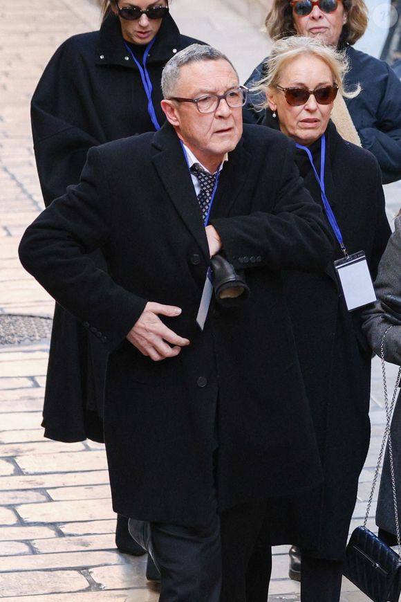 Nicolas a été obligé de se présenter à son entrée dans l'église, le fils unique de Brigitte Bardot étant peu connu du public

Nicolas Charrier, fils de Brigitte Bardot, et la famille arrivant à l'église Notre-Dame de l'Assomption, pour la cérémonie funéraire de l'actrice française Brigitte Bardot, à Saint-Tropez, dans le sud-est de la France, le 7 janvier 2026. Photo par Raphael Lafargue/ABACAPRESS.COM