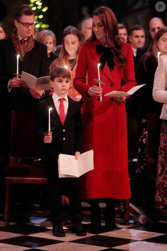 Mais les rôles viennent donc de s'inverser aujourd'hui !

Le prince Louis et la princesse de Galles lors du service de chants de Noël Together At Christmas à l'abbaye de Westminster à Londres, Royaume-Uni. Photo de Aaron Chown/PA Wire/ABACAPRESS.COM