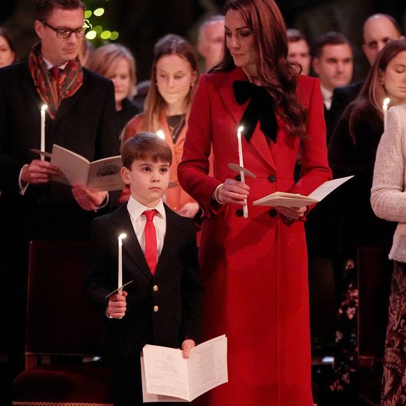 Mais les rôles viennent donc de s'inverser aujourd'hui !

Le prince Louis et la princesse de Galles lors du service de chants de Noël Together At Christmas à l'abbaye de Westminster à Londres, Royaume-Uni. Photo de Aaron Chown/PA Wire/ABACAPRESS.COM