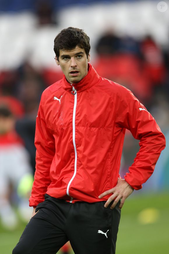 Autre coup dur, son retour de pension au Pôle Espoirs de Ploufragan dans les Côtes-d’Armor

Yoann Gourcuff - People au match de football "PSG - Rennes" au Parc des Princes à Paris. Le 29 avril 2016
© Cyril Moreau / Bestimage